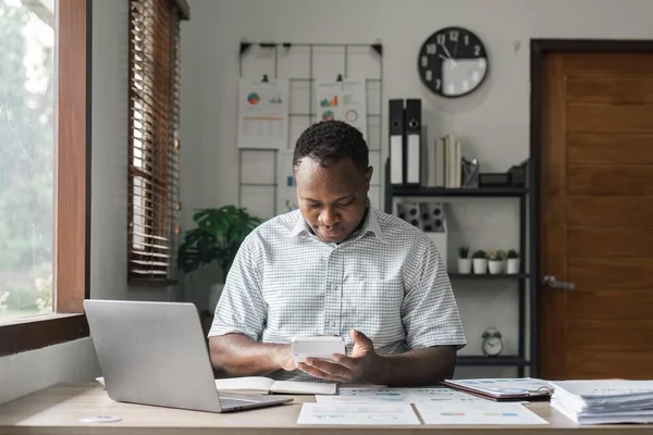 Afrikanischer Geschäftsmann Oder Buchhalter Der Büro Mit Taschenrechner Und Laptop — Stockfoto