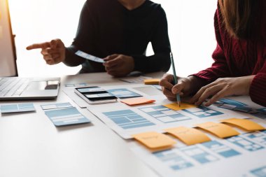 Tasarımcılar web sitesi ve mobil uygulamanın içerik düzeninin nasıl çizileceğini tartıştılar.