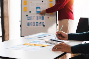 Ekip ux yaratıcı grafik planlama uygulaması bir prototip akıllı telefon düzeni.