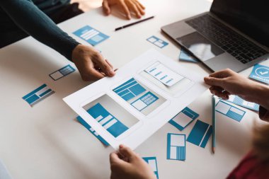 Mobil uygulama arayüzü kablo tasarımı konusunda modern ofisteki uu geliştiricisi ve ui tasarımcısını kapat. Yaratıcı dijital geliştirme ajansı.