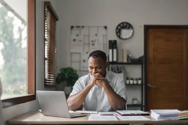 Müde Deprimierte Gelangweilte Afrikaner Geschäftsmann Frustriert Über Geschäftsversagen — Stockfoto