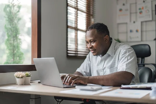 Schöner Afrikanisch Amerikanischer Geschäftsmann Mit Laptop Hause — Stockfoto
