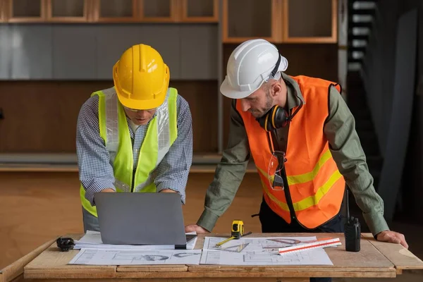 Equipo Ingenieros Planificación Discusión Sobre Construcción Construcción Mesa Sitio Trabajo — Foto de Stock