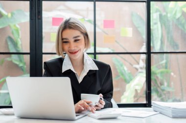 Asyalı iş kadını muhasebeci denetim ve hesaplama masraf özeti bilanço tablosu