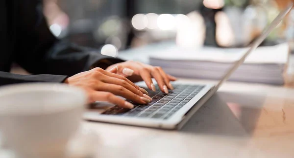 Bir Kadınının Elleri Masadaki Dizüstü Bilgisayarın Klavyesinde Çalışırken Yazarken Yakın — Stok fotoğraf