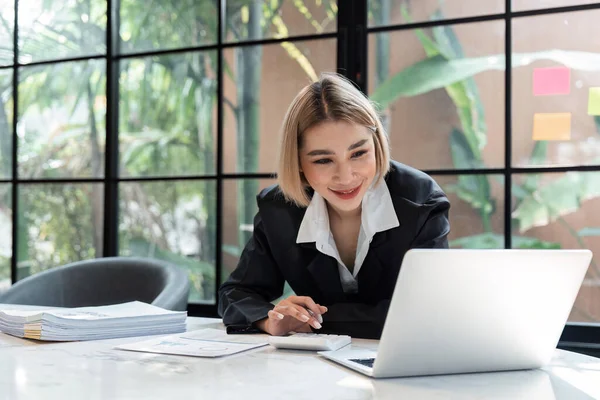 Accountant Woman Working Laptop Document Tax Exchange Accounting Financial Advisor — Foto de Stock