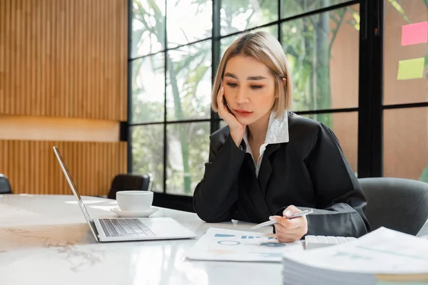 Junge Ernsthafte Geschäftsfrau Arbeitet Schreibtisch Mit Laptop Finanzielle Probleme Angst — Stockfoto