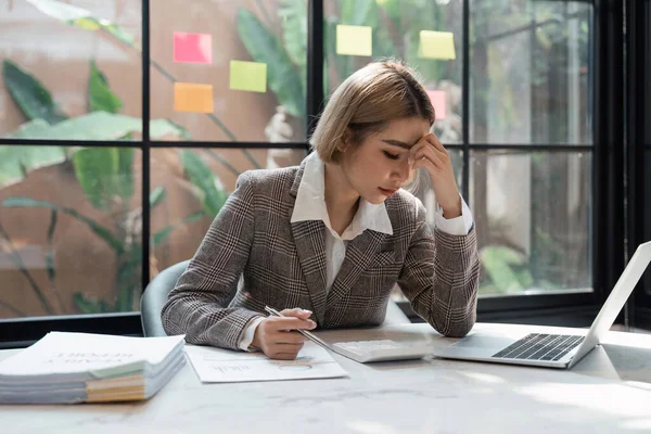 Junge Asiatische Geschäftsfrau Gedanken Zur Arbeit Oder Kopfschmerzdokumente Schreibtisch Büro — Stockfoto