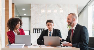 İş dünyası ekibi çeşitli meslektaşları ofis toplantısında mali istatistikleri tartışmak için beyin fırtınası yapıyorlar. finans, takım çalışması, veri grafikleri konsepti.