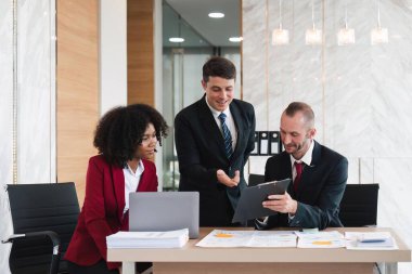 Çeşitli iş adamları toplantı odasında şirket brifinginde projeyi tartışıyor. Beyin fırtınası yapmak, fikir alışverişinde bulunmak için bir araya geldik. Takım çalışması konsepti.