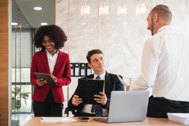 Çeşitli iş adamları toplantı odasında şirket brifinginde projeyi tartışıyor. Beyin fırtınası yapmak, fikir alışverişinde bulunmak için bir araya geldik. Takım çalışması konsepti.