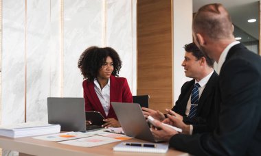 İş dünyası ekibi çeşitli meslektaşları ofis toplantısında mali istatistikleri tartışmak için beyin fırtınası yapıyorlar. finans, takım çalışması, veri grafikleri konsepti.