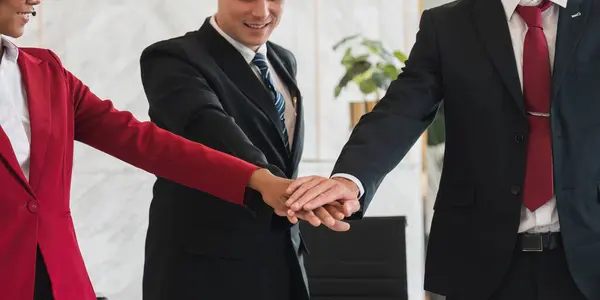 ビジネスマンが手を携えて団結しビジネスチームは会う約束をした後一緒に手に触れる チームワーク 企業コンセプト — ストック写真
