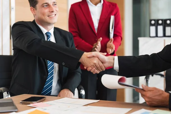 ビジネス合併と買収のチームワークのためのビジネス握手 交渉の成功 ビジネスパートナーと握手してパートナーシップとビジネス契約の概念を祝う — ストック写真