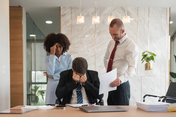 ストレスの多いビジネスマンは 企業の会議で疲れている チームの説明会で頭痛の寺院に触れることに苦しんでいる疲れビジネスマン 会議室でのストレス — ストック写真
