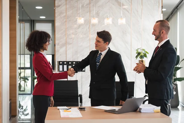事業者は手を取り合いビジネスに合意し交渉に成功した後握手をしています 握手やお祝い事です — ストック写真