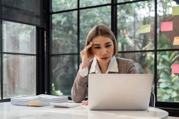 Las Mujeres Asiáticas Están Estresadas Mientras Trabajan Computadora Portátil Mujer — Foto de Stock