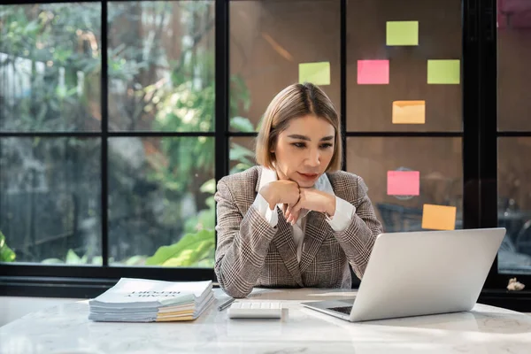 Geschäftsfrau Die Vor Ihrem Laptop Sitzt Und Über Arbeit Büro — Stockfoto