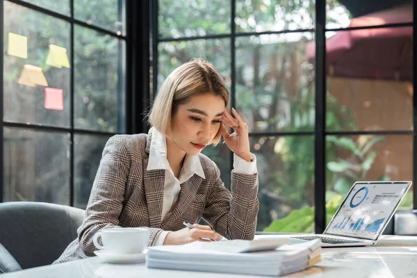 Asiatische Frauen Sind Gestresst Während Sie Laptop Arbeiten Müde Asiatische — Stockfoto