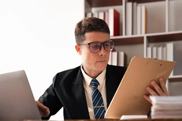 Portret Biznesmena Biurze Laptopem Biznesmena Okularach Garniturze Biznesowym Pracującego Biurze — Zdjęcie stockowe