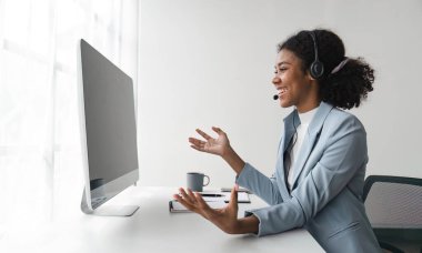 İş yerinde gülümseyen kadın müşteri destek telefonu operatörünün portresi. Çağrı merkezinde çalışan gülümseyen güzel Afrikalı Amerikalı kadın..