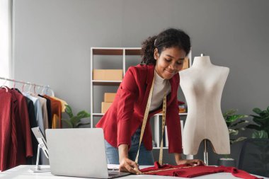Kadın stilisti Başarılı Moda Şirketi. Gülümseyen Siyah Tasarımcı 'nın portresi moda stüdyosunda duruyor ve çalışıyor. Moda tasarımcısının portresi..