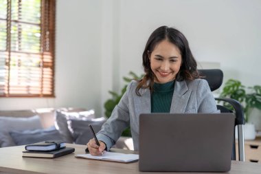 İşletme muhasebecisi kadın, matematik finansmanı için hesap makinesi kullanıyor. Ofiste ahşap masa ve iş geçmişi, vergi, muhasebe, istatistik ve analitik araştırma kavramı..