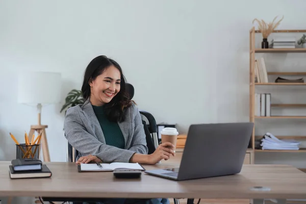オフィスやビジネスの作業背景 統計や分析研究の概念で木製の机の上に算術ファイナンスを行うための計算機を使用して女性を維持するビジネスブッキング — ストック写真