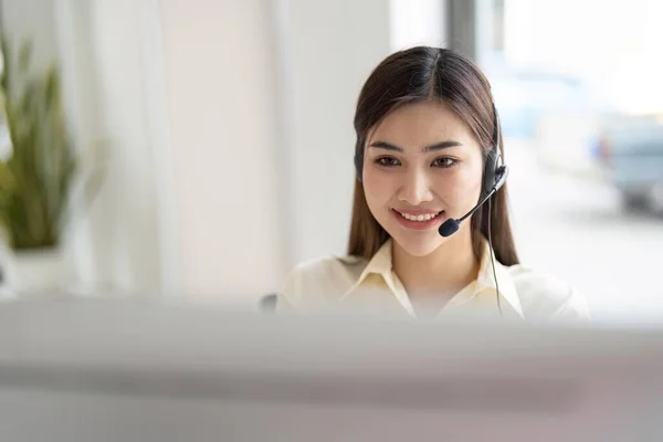 工作场所的快乐微笑的女性客户支持电话操作员的肖像 微笑美丽的亚洲女人在呼叫中心工作 — 图库照片