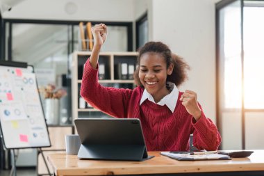 Genç mutlu kız öğrenci heyecanlı hissediyor kazanan dizüstü bilgisayara bakıyor, harika haberler alıyor, başarıyı kutlayan yeni bir iş buluyor...