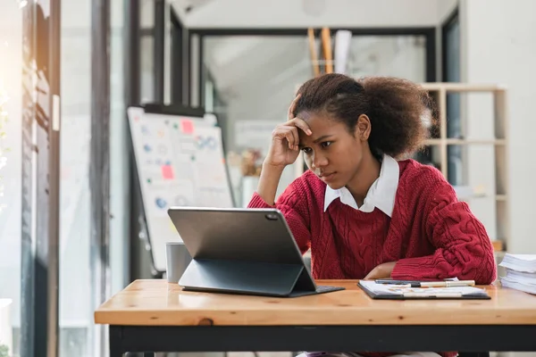 Stres Öğrenci Siyah Kadın Kafede Dizüstü Bilgisayarı Olan Çalışmaktan Çalışmaktan — Stok fotoğraf