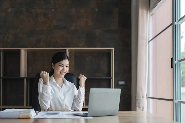 Aufgeregte Junge Asiatin Sitzt Mit Laptop Tisch Und Feiert Erfolg — Stockfoto