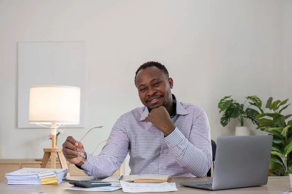 Accountant Black Man Working Laptop Document Tax Exchange Accounting Financial — Stock Photo, Image