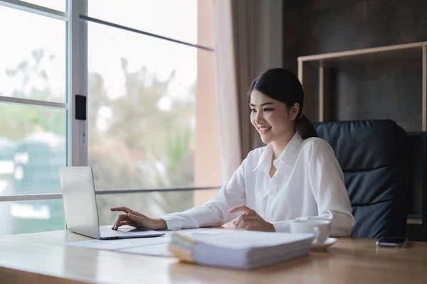 Знімок Привабливої Молодої Азіатської Бізнес Леді Працює Ноутбуці Своїй Робочій — стокове фото