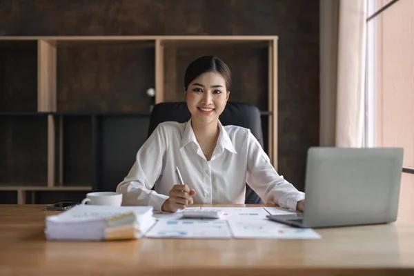 Tiro Atraente Jovem Mulher Negócios Asiática Trabalhando Laptop Sua Estação — Fotografia de Stock