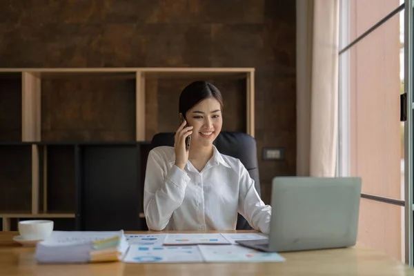 Aufnahme Einer Attraktiven Jungen Asiatischen Geschäftsfrau Die Ihrem Arbeitsplatz Laptop — Stockfoto