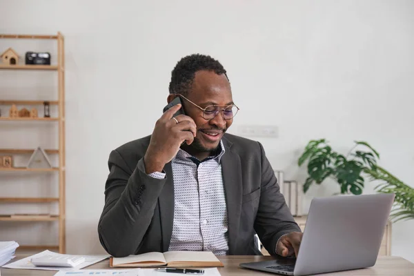Happy Black Businessman Talking Cellphone Having Phone Conversation Sitting Workplace — Stock Photo, Image