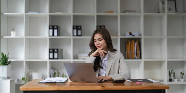 Retrato Mujer Asiática Que Trabaja Con Ordenador Portátil Oficina Concepto — Foto de Stock