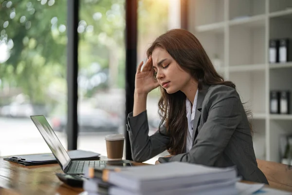 Migräne Stress Und Geschäftsfrau Büro Mit Laptop Bei Der Arbeit — Stockfoto