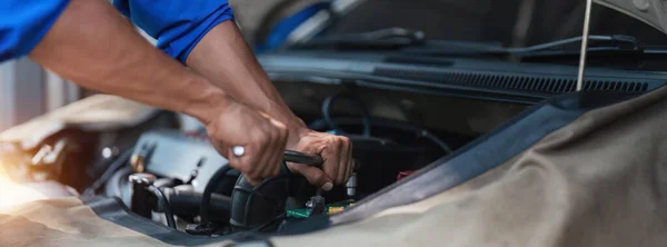 近距离技术人员使用万用表电压表检查汽车电池的电压水平 维修及保养车电池 — 图库照片