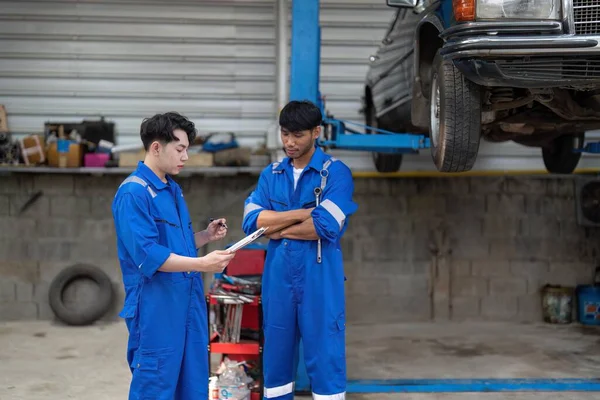 Monteur Brengt Verslag Uit Aan Aziatische Collega Garage Een Monteur — Stockfoto