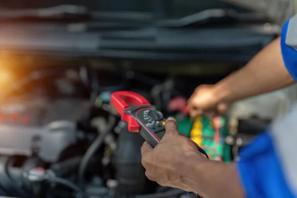 Närbildstekniker Använder Multimeter Voltmeter För Att Kontrollera Spänningsnivån Bilbatteriet Service — Stockfoto