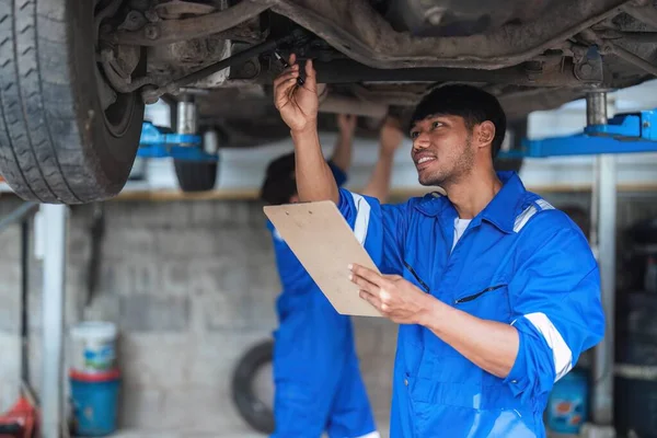 Underhåll Fordon Asiatisk Man Kontroll Bilens Skick Garage Checklista För — Stockfoto