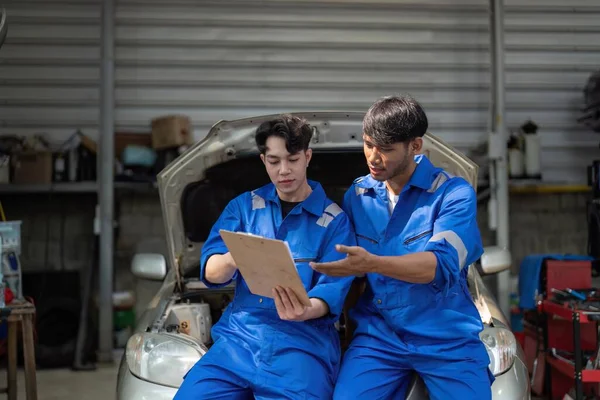 Monteur Brengt Verslag Uit Aan Aziatische Collega Garage Een Monteur — Stockfoto