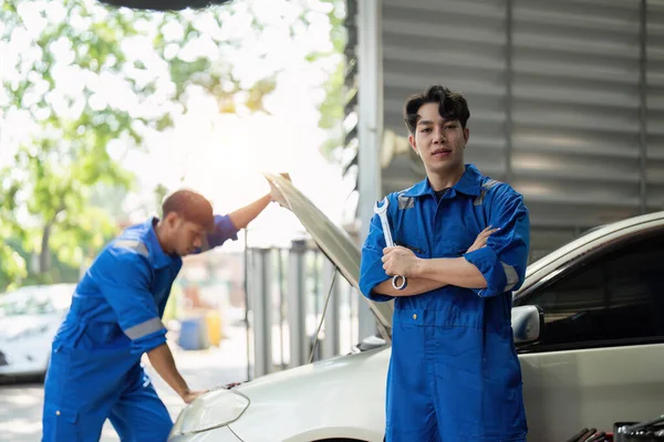 Portret Van Positieve Aziatische Auto Monteur Uniform Poseren Het Werk — Stockfoto