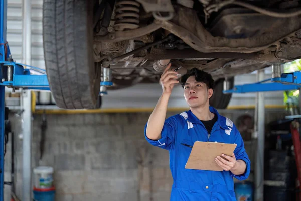 Voertuig Service Onderhoud Aziatische Man Controleren Onder Auto Conditie Garage — Stockfoto