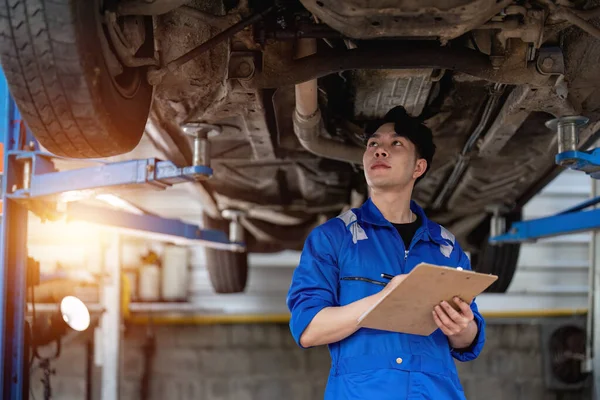 Voertuig Service Onderhoud Aziatische Man Controleren Onder Auto Conditie Garage — Stockfoto