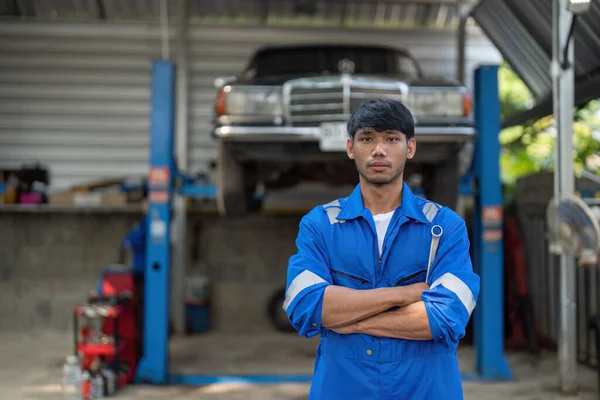 Retrato Positivo Asiático Mecánico Automóviles Uniforme Posando Después Del Trabajo — Foto de Stock