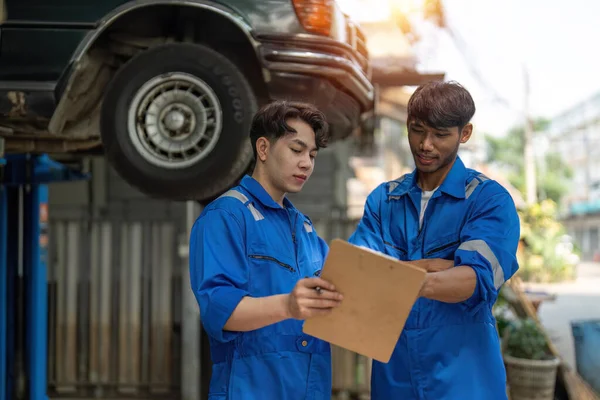 Twee Aziatische Automonteur Monteur Handdruk Garage Vehicle Service Manager Die — Stockfoto