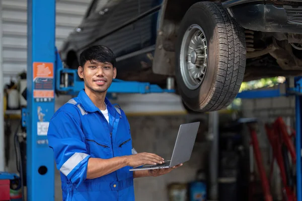 Retrato Positivo Asiático Auto Mecânico Uniforme Posando Depois Trabalho Ele — Fotografia de Stock